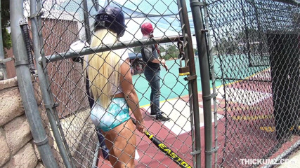 Team Skeet: Thickumz - napalona blond twerks tyłek i rejsy dla kutasa