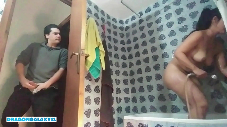 DragonGalaxy11: Kakak tiri saya ingin saya melihatnya mandi dan kemudian bercinta...