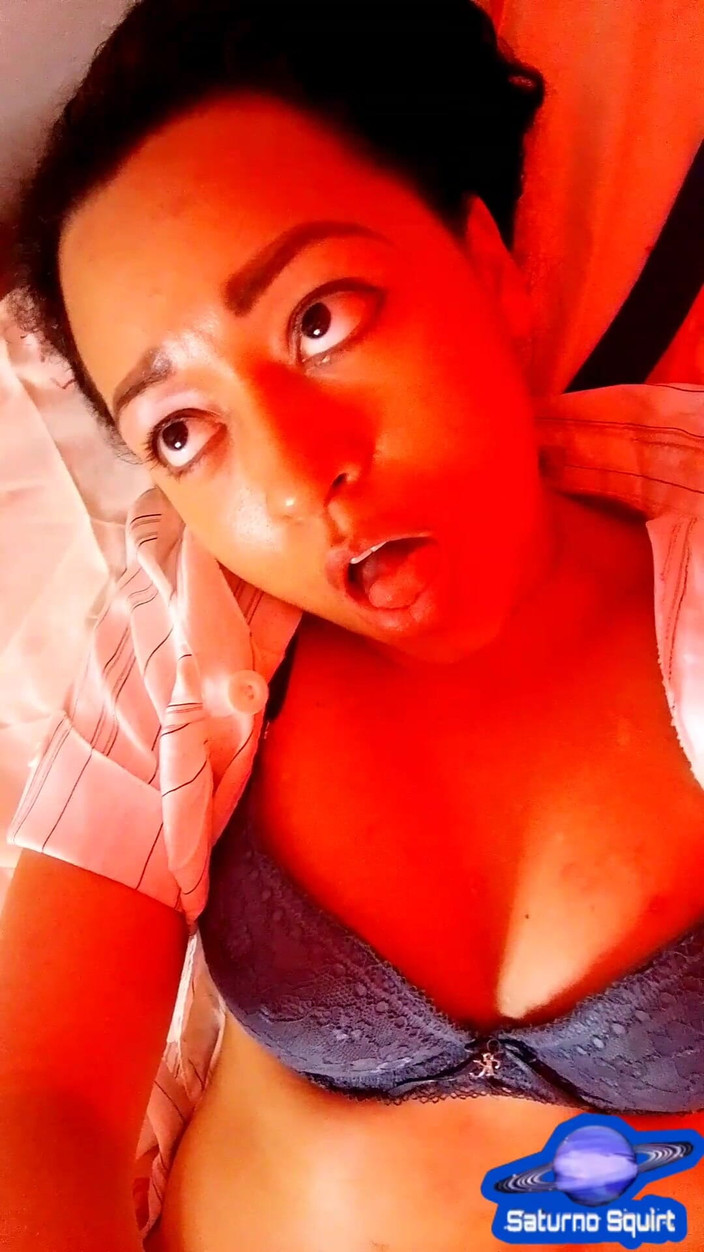 Saturno Squirt: 털이 무성한 보지를 자위하는 사투로 시오후키, 자지를 빠는 동안 신음하는 그녀