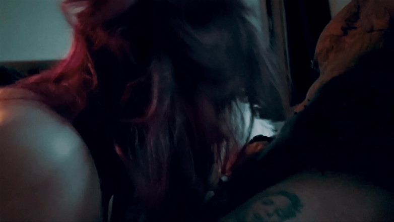 DarlingxBlaze: Sie gibt mir einen schmutzigen blowjob auf meinem gepiercten schwanz...