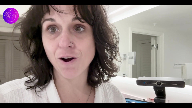 Suzy Wylde: Peep Suzy Wylde का जन्मदिन सरप्राइज!