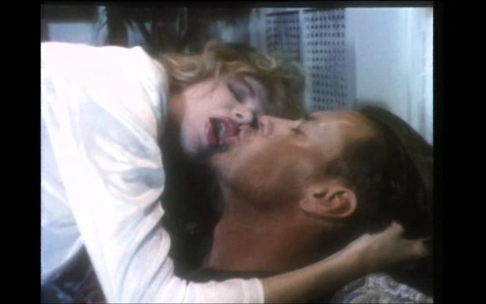 Rocco Siffredi 35mm: Cicciolina和一个熟女的3P在毛茸茸的阴户中性交，并被大鸡巴射在嘴里