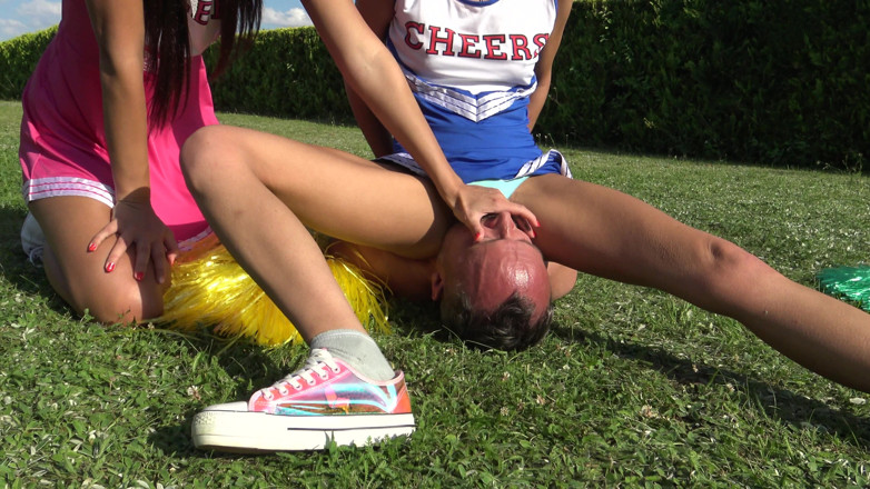 Femdom Austria: Cheerleader würgen-spaß!