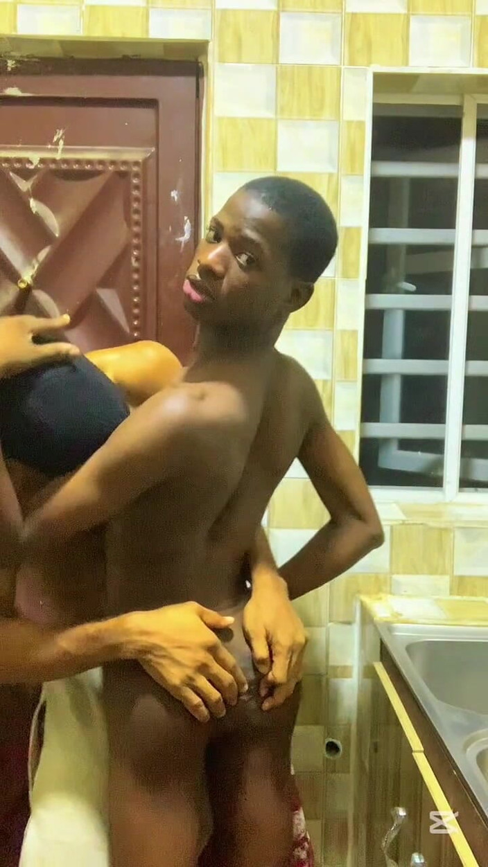 BLACKSHOOTERR: Ho Scopato Il Mio Fratellino Cugino