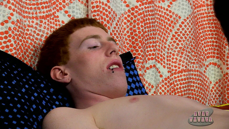 Bare Twinks: Jammer dat hij van die grote blote lul houdt.