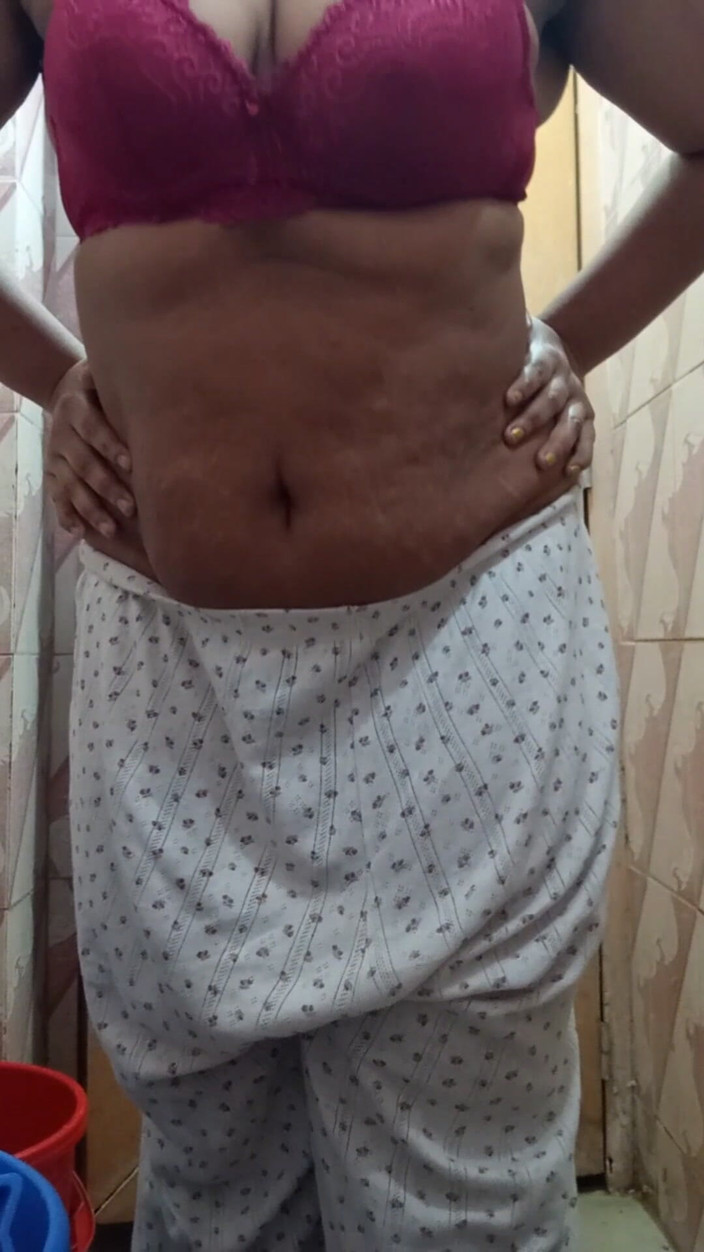 Black Adam: 德西熟女哥单人淋浴手淫