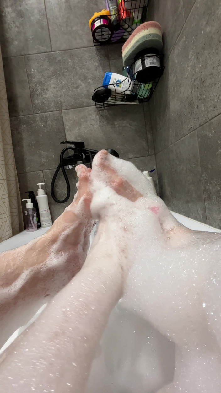 Nviz: Foot Fetish in Shower
