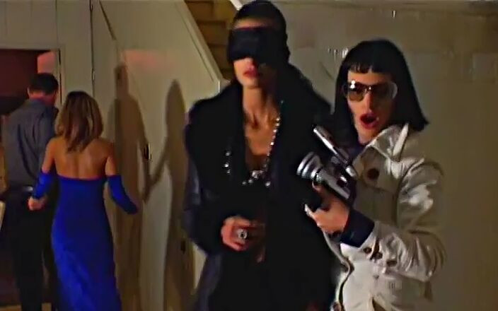 Hot Sex Party: Des filles sexy et des mecs bien fourrés profitent d’une...