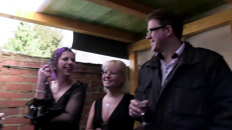 Dark Alley Orgy: Zralá a její dva nadržené kamarádky jsou ošukané