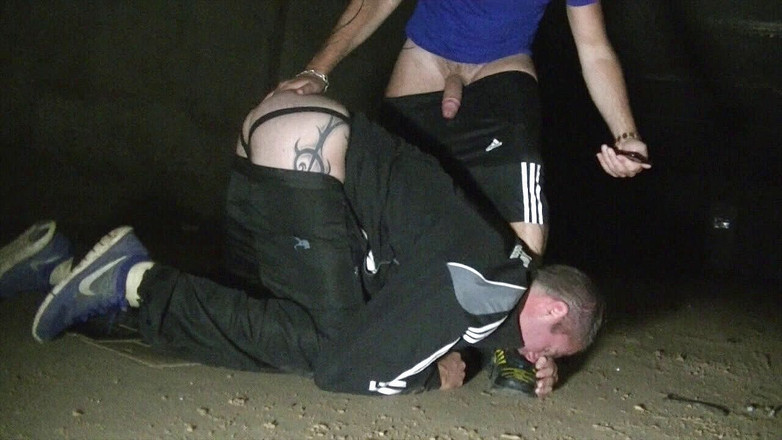 Sneaker gay: Puta follada en zapatillas al aire libre con preñada anal