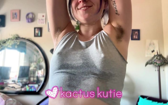 Kactus kutie: Bộ ngực nhỏ nảy nở đổ mồ hôi trong chiếc áo sơ...