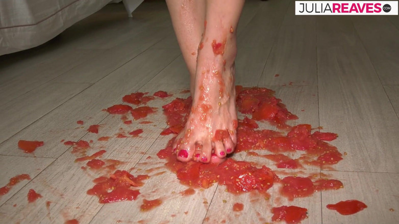 Kinky Bitches: Sie lässt tomatensaft nackt sein und wird geil, während sie...