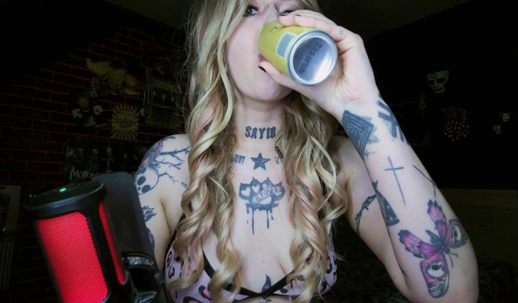 MessalinaHorror: Sexy alternatieve blondine burping