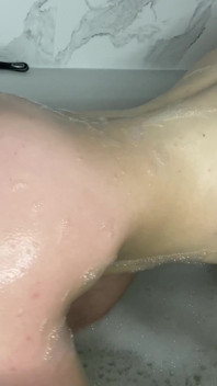 Pelajar nyepong kontol di kamar mandi