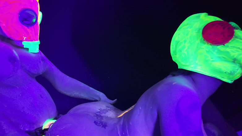 EdgesOfReality: Neon Rave Dívka Na Dívce Si Hraje S Robertkem