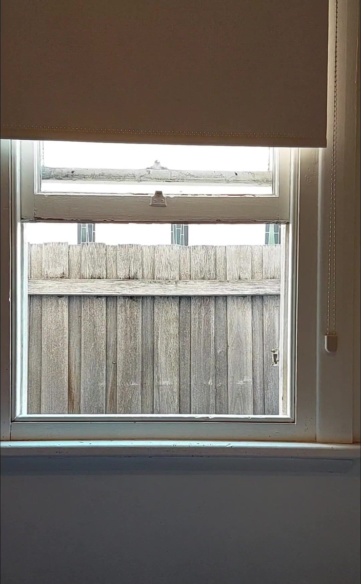 Michellexm: 침실 창문을 통해 누드 등반한 다음 창가에 앉아 있는 내 바이브를 사용하여 쩌는 장난 꾸러기