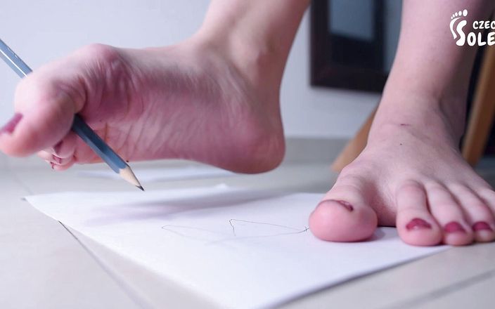 Czech Soles - foot fetish content: Юная фут-модель пишет и рисует босыми ступнями