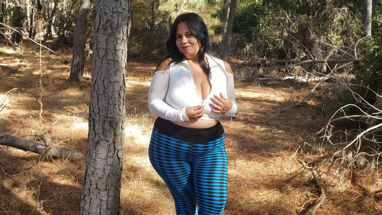 Riderqueen: Madrasta branca andando na floresta, bunda grande