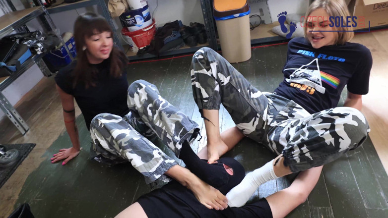 Czech Soles - foot fetish content: Militära flickor tycker om att förödmjuka sin strumpslav