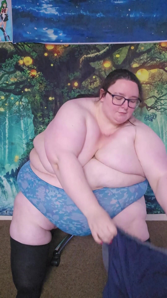 SSBBWLadyBrads: Une SSBBW met des vêtements sur son corps après la...