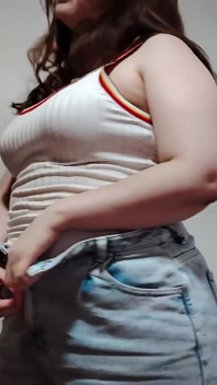 Roztomilá baculatá holka masturbuje a stříká