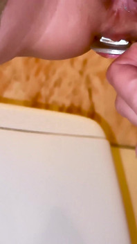 Sperma Ablassen 7. Schlampe Axell Filmt Ihr Pissen Und Spielen Mit Einem Analplug in Ihrem Höschen!