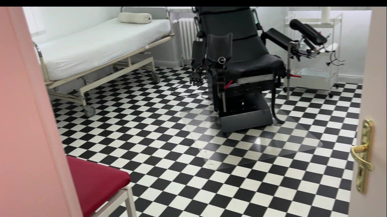 DOMINATRIX6: Baskın hatunlar ve itaatkar adamla ateşli fetiş seansı