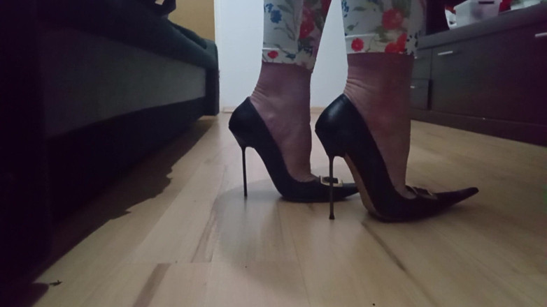 High Heels Kingdom: Crossdresser se učí chodit v 12 cm podpatcích