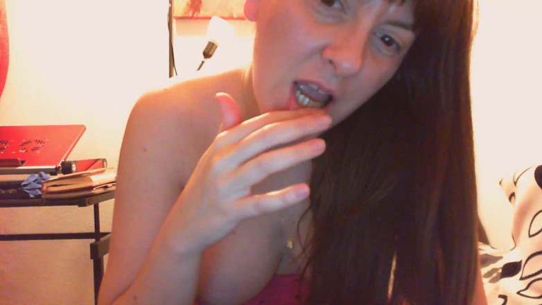 Nicoletta Embassi: Big dildo all in my mouth and squirting