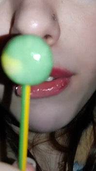 Marishka montre comment elle suce une bite sur l'exemple de chupachups