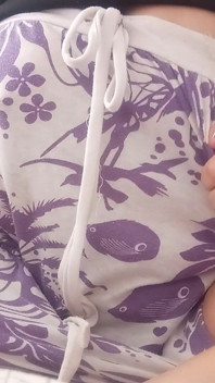 Una troia prosperosa si masturba mentre i capezzoli si gonfiano e ha più orgasmi.