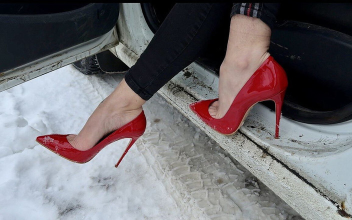 Julia domaina: Meine neuen roten stiletto-high heels, 12 Cm Absätze auf dem Schnee