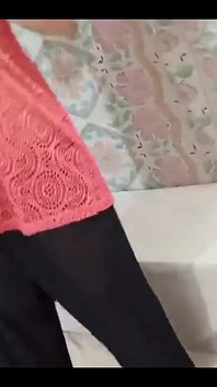 デジのガールフレンドは寝室で売春婦のように踊る