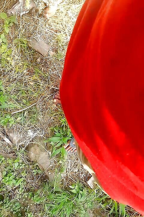 Gangbang straight: Indiano garoto mijando ao ar livre