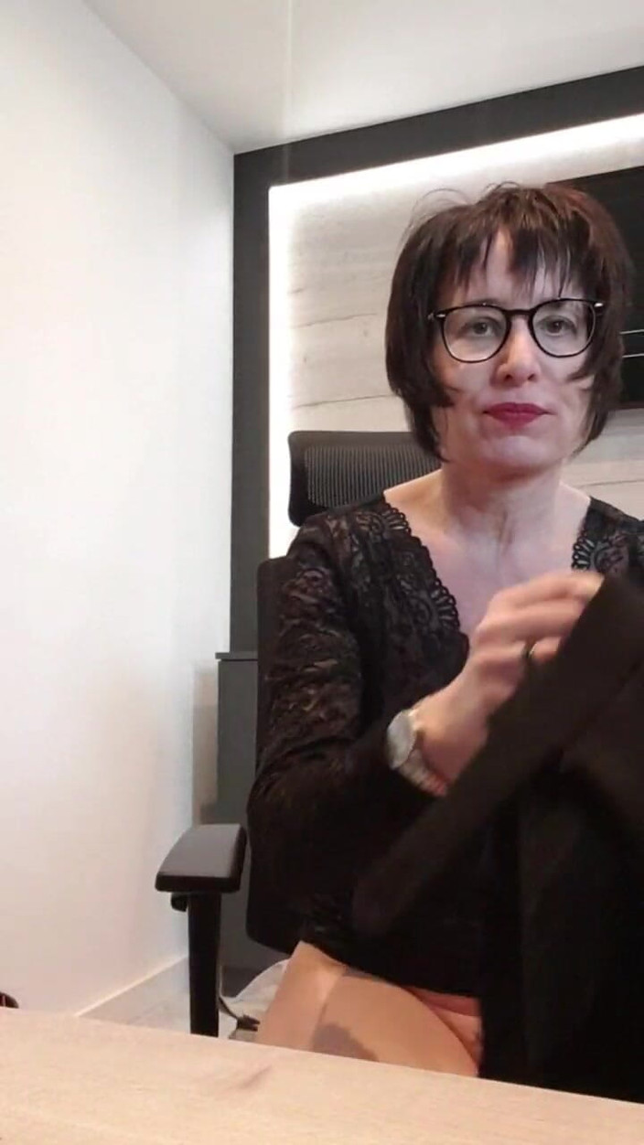 JulieEroticDress: Оголений запуск в офісі з перервою на сквірт