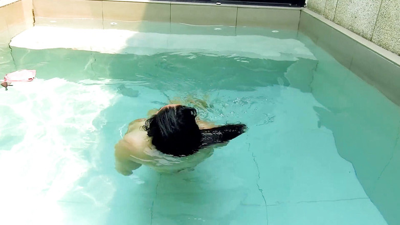 6-movies: Une fille à gros nichons dans la piscine