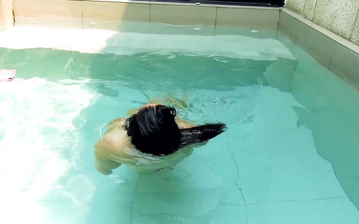 6-movies: Dívka s velkými prsy v bazénu