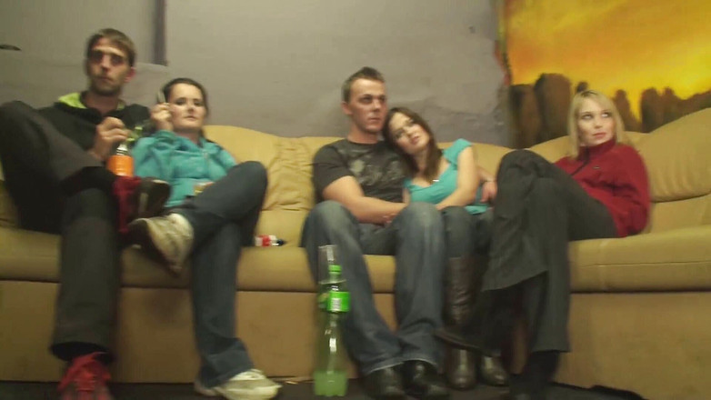 German amateur - 100% German hardcore videos: La spogliarellista mora viene scopata e sborrata sulle tette piccole