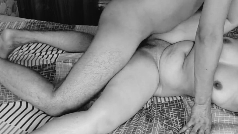 Monik18 studio: Exploración sexual con hermanastra caliente