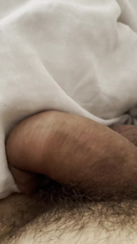 Jouer avec une bite dans le lit