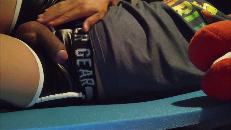 CockyRocky: J’exhibe mes sous-vêtements zippés avec une pièce de morue amovible,...