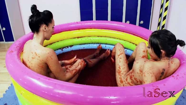 La sex: Romana Ryder & Tammia Lee in a pool full of strawberry...