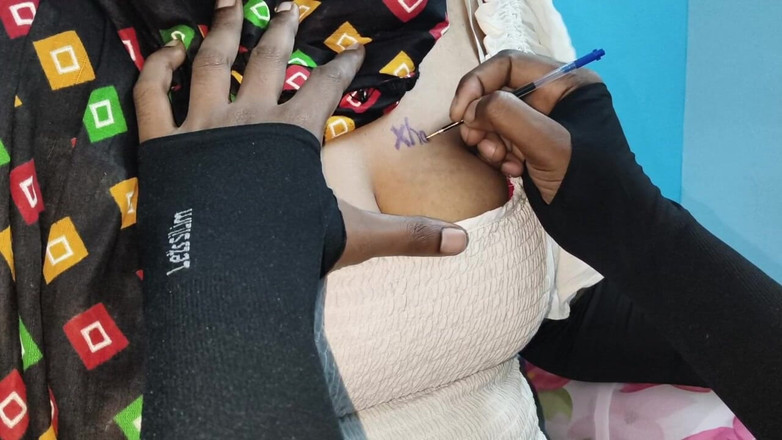 SneakyManner48: Indická tetička tetování zákazník, měl jsem s ní nečekaný sex...