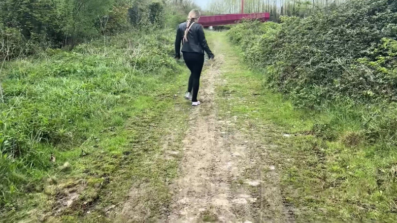 Emma Voyeur: Can't Hold It, Pissing Outdoor Compilation