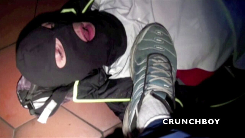 Sneaker gay: šlapání s humliací tenisky