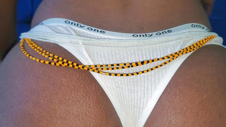 QUEENLYSSA: Moje sousedka si užila, jak masturbuji s otevřeným oknem