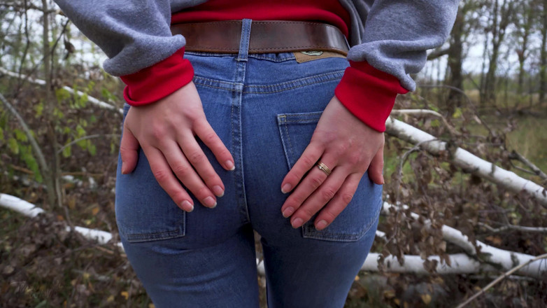 Teasecombo 4K: Milf em jeans azuis apertados provocam sua bunda grande ao...