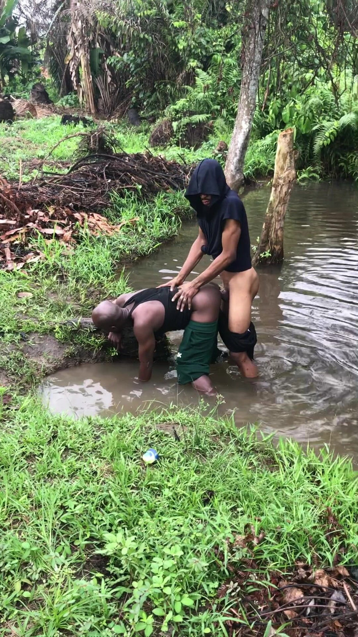 Sexylary: Nigerijští chlapci, kde byli přistiženi při sexu uvnitř bažinné řeky s...