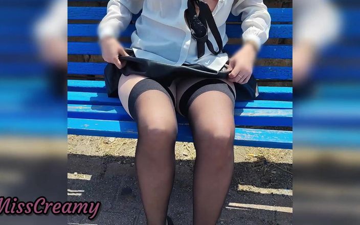 Miss Creamy: Amcık teşhiri - sürtük öğretmenim parkta insanlar izlerken amını parmaklıyor
