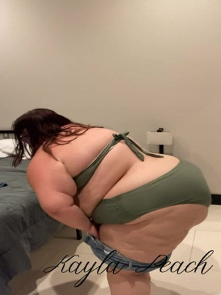 Kayla Peach studios: Feedee Kayla Peach Outgrows Shorts